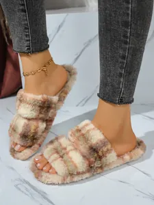Primer plano de cómodas pantuflas de piel sintética a cuadros con doble tira para mujer