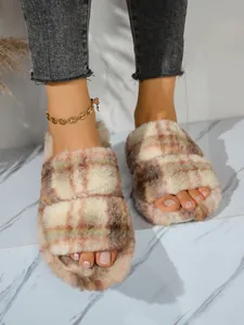 Primer plano de pantuflas de felpa a cuadros para mujer con correas dobles suaves