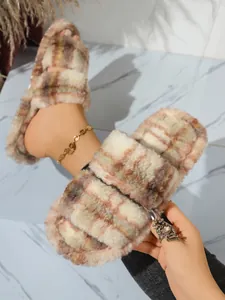 Primer plano de zapatillas de felpa a cuadros para mujer con diseño de dos correas.