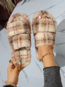 Primer plano de cómodas pantuflas de felpa a cuadros con doble tira para el invierno casa