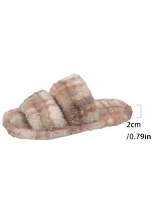 Vista detallada de zapatilla de felpa a cuadros con suela acolchada de 2 cm de grosor