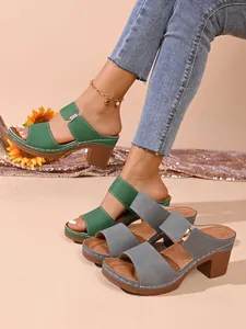 Détail de sandales mules à talons épais à la mode dans les tons verts et gris