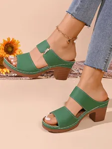 Gros plan de sandales vertes à talons blocs sur les pieds d'un mannequin, style estival