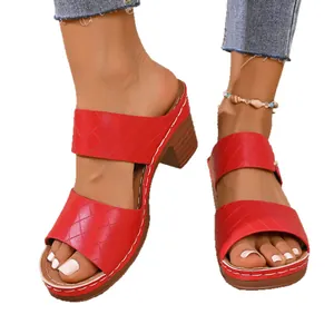 Sandales élégantes rouges à talons blocs matelassés pour la mode d'été et les loisirs féminins