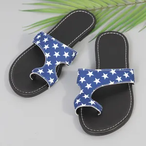 Detailopname van Romeinse casual teensandalen voor dames met een wit sterrenpatroon