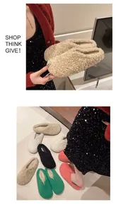 Detailansicht verschiedener Farben flauschiger Lammwollschuhe mit weicher Textur.