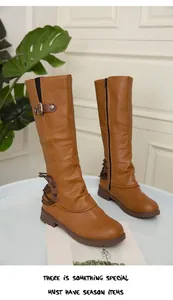 Detailansicht der braunen kniehohen Martin Boots mit Schnallen- und Schnürdesign