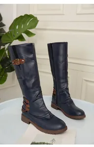 Navyblaue kniehohe Martin-Stiefel mit Schnallen- und Schnürdetails auf Tisch