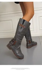 Stilvolle graue kniehohe Martin Boots mit dekorativer Schnalle und Schnürung Seitenansicht.