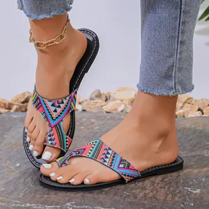 Boheemse etnische teenlus platte sandalen voor dames met kleurrijke tribale patronen.