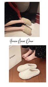 Gemütliche Lammwoll-Hausschuhe in Beige und Weiß, ideal für den Außenbereich im Winter.