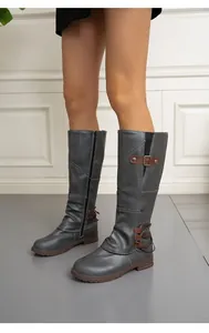 Modische graue Damen-Kniestiefel mit Schnallen- und Schnürdetails am Modell