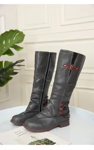 Detaillierte Seitenansicht grauer hoher Stiefel mit Schnallen und Reißverschluss