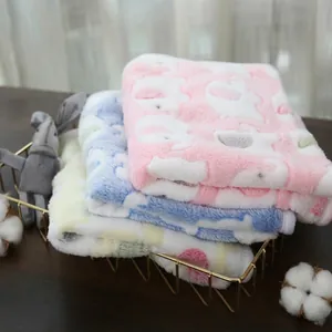 Vue détaillée de couvertures en polaire corail pour animaux en rose, bleu et jaune avec motifs.