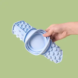 Tapis de léchage en silicone bleu pour chiens avec textures pour une alimentation lente.