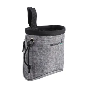 Vista lateral de la bolsa de premios para perros en tela Oxford gris con cordón