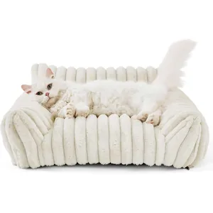 Gemütliches plüschiges gestreiftes Katzensofa in Cremeweiß mit warmem Material
