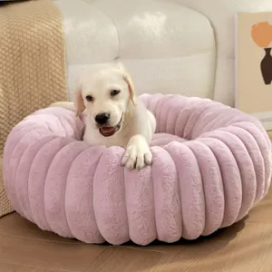 Panier pour animaux rond en peluche rose avec fausse fourrure pour chats et chiens.