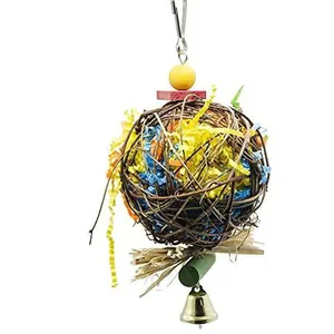 Vue détaillée d'un jouet pour oiseaux en rotin avec papier déchiqueté coloré et clochette