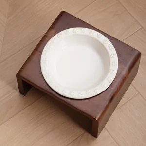 Élégante gamelle en céramique blanche pour chat avec relief de patte sur support en bois d'acacia