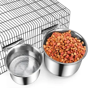 Detailansicht von Edelstahl-Futternäpfen für Drahtkäfige mit Futter und Wasser