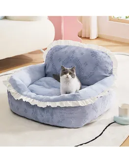 Canapé pour animaux en peluche bleue avec d'élégants bords à volants blancs et un chaton