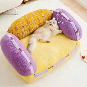 Accogliente divano per gatti in peluche invernale con design bicolore viola e giallo.