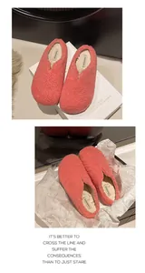 Nahaufnahme der weichen rosa Sherpa-Struktur von Winter-Clogs in der Verpackung.