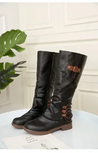 Detailansicht schwarzer Kunstleder-High-Top-Stiefel mit braunen Schnallenriemen