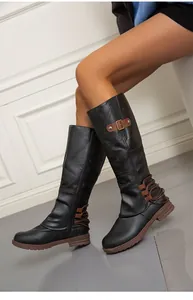 Seitenansicht schwarzer kniehoher Damen-Stiefel mit braunen Schnallen und Schnürung.