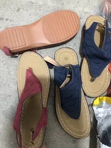 Echt detail van platte sandalen in Romeinse stijl met golfstiksels en bandjes.