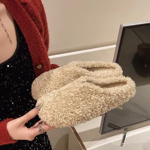 Warme beige Kunstfell-Pantoletten mit Lammfell-Optik und flachem Absatz für Damen