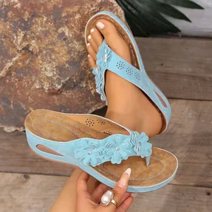 Infradito con zeppa azzurro vintage con decorazioni floreali e cuciture a contrasto