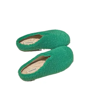 Grüne flauschige Lammwoll-Clogs für Damen mit gemütlichem Slip-on-Design für den Winter.