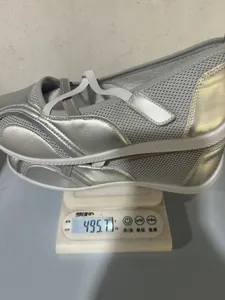 Nahaufnahme silberner Mesh-Ballett-Sneaker beim Wiegen auf einer Digitalwaage