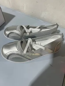 Detailansicht silberner sportlicher Ballettschuhe mit atmungsaktivem Mesh und Gummizug