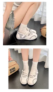 Detailansicht der weißen Ballett-Sneaker mit Klettverschluss und Mesh-Gewebe