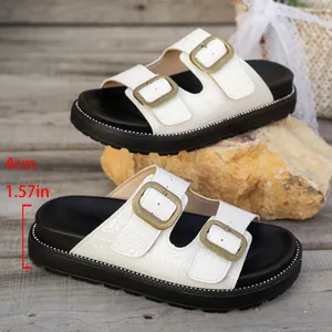 Détail de sandales à plateforme blanches à motif croco et talon de 4 cm