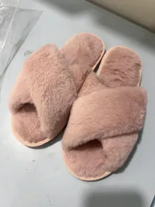 Vue détaillée des chaussons roses en fausse fourrure avec une texture douce et chaude