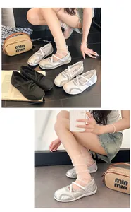 Detailansicht der sportlichen Ballerinas für Damen mit Mesh-Einsätzen und Silber-Finish.