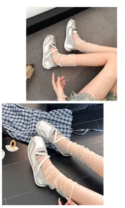Nahaufnahme von silbernen Sport-Ballerinas mit Netzsocken zeigt Textur und Riemen
