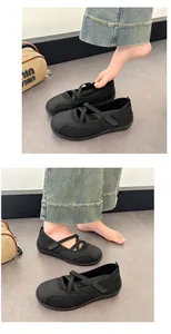 Detailansicht schwarzer sportlicher Ballerinas mit Mesh und Klettverschlussbändern