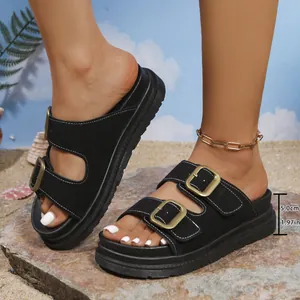 Vue détaillée des sandales à plateforme noires avec boucles et mesure de 5 cm.