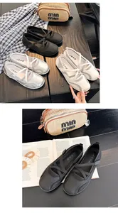 Nahaufnahme von sportlichen Mesh-Ballerinas mit Klettverschluss und Kreuzdesign