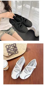 Detailansicht sportlicher Ballerinas mit Mesh-Einsätzen und praktischem Klettverschluss