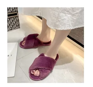 Pantoufles élégantes en fausse fourrure violette à brides croisées portées à l'intérieur