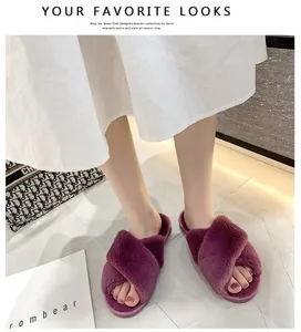 Vue détaillée des pantoufles en fausse fourrure violette à brides croisées en intérieur