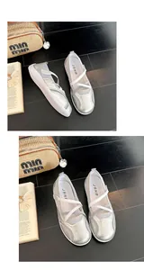 Nahaufnahme von silbernen sportlichen Ballerinas aus atmungsaktivem Mesh mit Kreuzriemen.