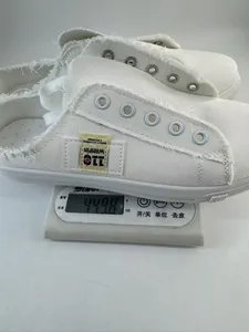 Zapatos ligeros de lona blanca sin cordones con bordes deshilachados, 449,8 g en báscula