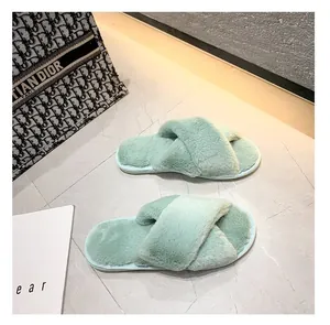 Détail des chaussons à bride croisée en peluche vert menthe pour un confort intérieur douillet
